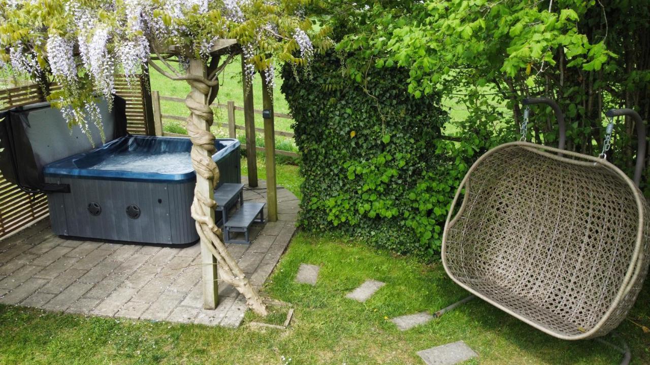 Wisteria View With Hottub & Cabin Sleeps 20 Chippenham  Zewnętrze zdjęcie
