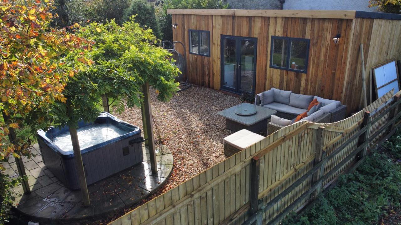 Wisteria View With Hottub & Cabin Sleeps 20 Chippenham  Zewnętrze zdjęcie