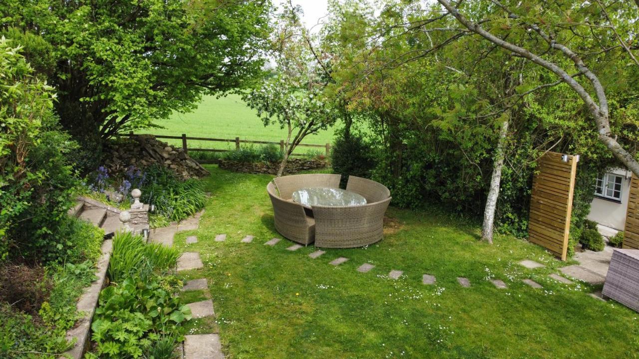 Wisteria View With Hottub & Cabin Sleeps 20 Chippenham  Zewnętrze zdjęcie