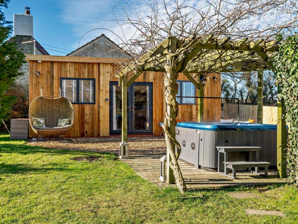 Wisteria View With Hottub & Cabin Sleeps 20 Chippenham  Zewnętrze zdjęcie