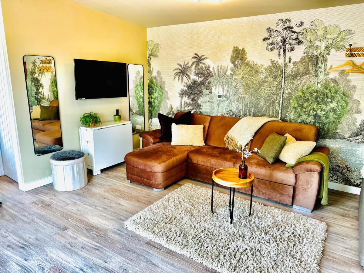 Wisteria View With Hottub & Cabin Sleeps 20 Chippenham  Zewnętrze zdjęcie