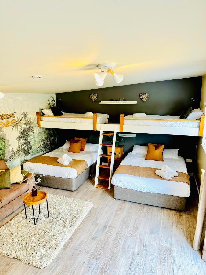 Wisteria View With Hottub & Cabin Sleeps 20 Chippenham  Zewnętrze zdjęcie