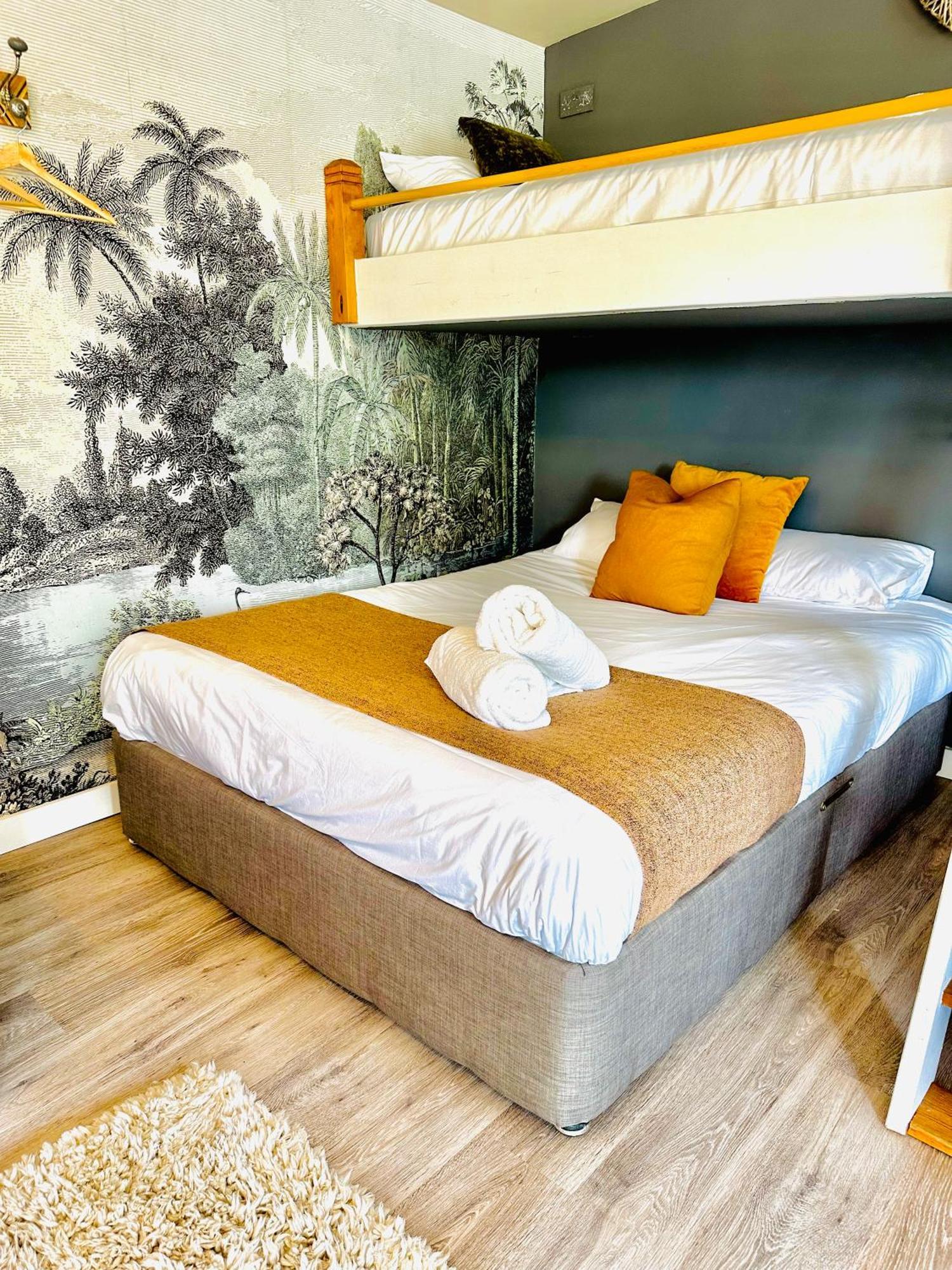 Wisteria View With Hottub & Cabin Sleeps 20 Chippenham  Zewnętrze zdjęcie
